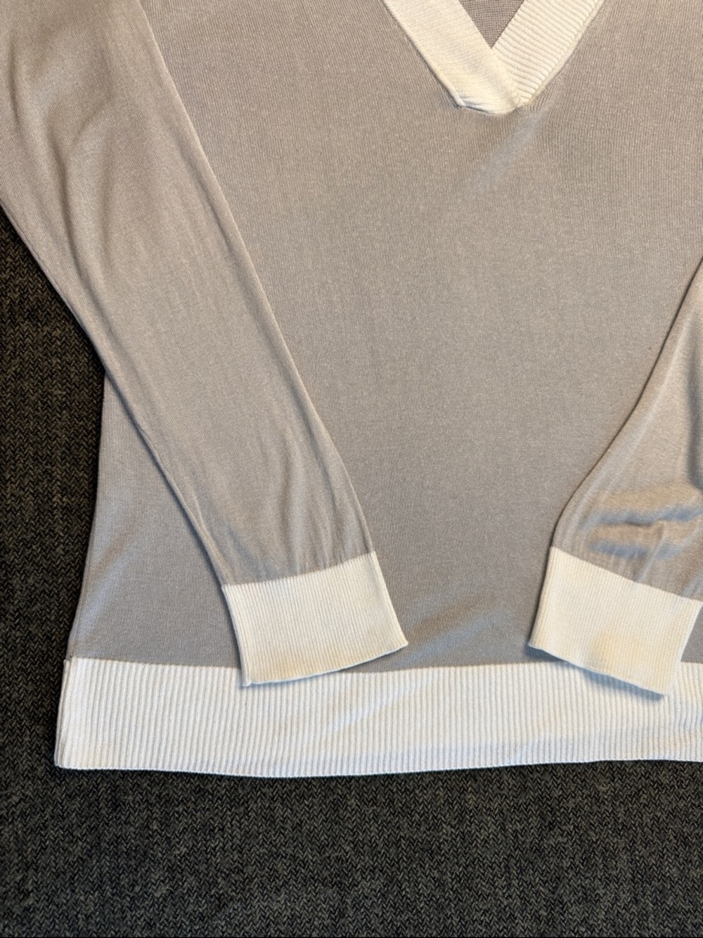 Verve Ami Light Gray V-Neck Sweater with White Trim sz XL - Picture 3 of 7